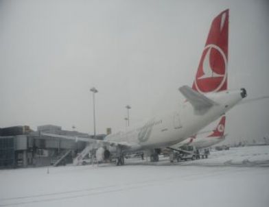 Hava Ulaşımına Kar Engeli