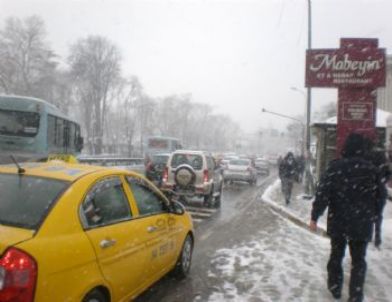 İstanbul Trafiğine Kar Engeli