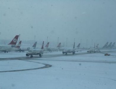 Kar Nedeniyle Uçuşlar İptal Oldu