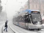 Metrobüs Duraklarında kar zor anlar yaşattı