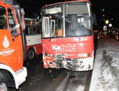 İstanbul'da Kar Yağışı Kazaları Da Beraberinde Getirdi