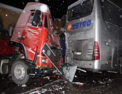 Karabük'te Zincirleme Trafik Kazası: 2 Yaralı