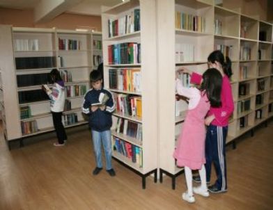 Tatillerini Kütüphanede Geçiriyorlar