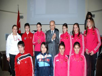 ŞAHSENEM - Bursa ve Türkiye’yi 2011’de Başarı İle Temsil Eden Şampiyonlara Altın