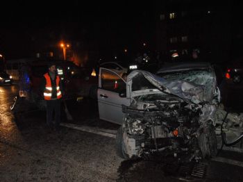D 100 KARAYOLU - İzmit'te Trafik Kazası: 4 Yaralı