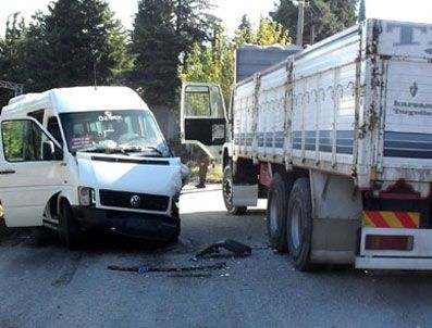 EMIN AVCı - Servis minibüsü kamyonla çarpıştı: 4 ölü