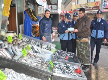 YAKUP ODABAŞı - Zabıtadan Yüksek Sesle Satış Yapan Balıkçılara Ceza