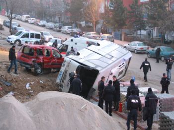 Başkentte Çevik Kuvvet Minibüsü Devrildi: 20 Yaralı
