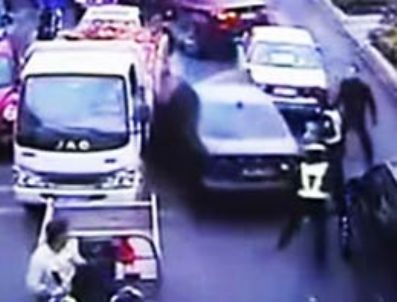 Çin Meizhou'da ehliyetsiz sürücü dehşeti yaşandı