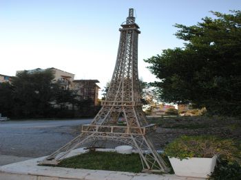 Fransa'ya Tepkisini Minyatür Eyfel Kulesini Hurdaya Çıkartarak Gösterdi