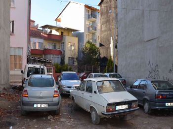 Yıkılan Binaların Yeri Otopark Oldu