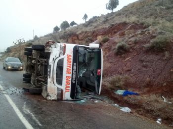 ÇAYıRHAN - Yolcu Minibüsü Yan Yattı, Kaza Ucuz Atlatıldı