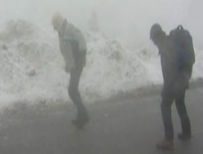 Almanya'da fırtına yürümeyi zorlaştırıyor