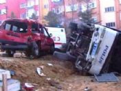Ankara'da çevik kuvvet minibüsü devrildi