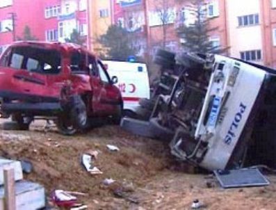 Ankara'da çevik kuvvet minibüsü devrildi