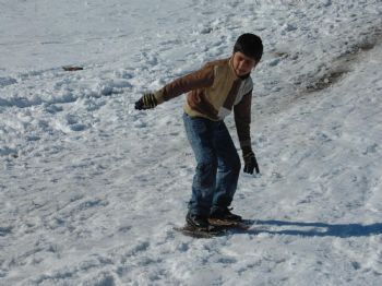 GARIBAN - Bitlisli Çocuklar 'gariban Snowboard'larıyla Usta Sporculara Taş Çıkarıyor