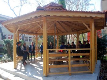 Eski Mezunlardan Okullarına Kameriye Jesti