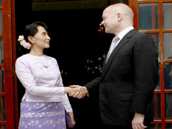 İngiltere Dışişleri Bakanı, Myanmarlı Suu Kyi İle Görüştü