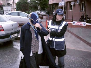 İzmir'e Uyuşturucu Hap Getiren Kadın Yakalandı