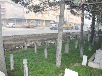 Yolu Genişletmek İçin Mezarlar Kaldırılıyor