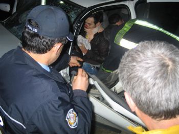 Ağaca Çarpan Otomobilde Can Pazarı: 5 Yaralı