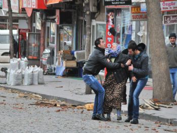Akşehir'de Şiddetli Lodos Çatıları Uçurdu