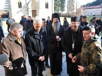 Tadiç Kosova'da Ortodoks Noeli Ayinine Katıldı