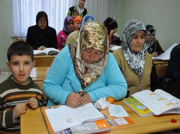 KÜRŞAD TÜZMEN - Çocuklarıyla Birlikte Okuma Yazma Öğreniyorlar