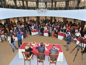 ŞAFAK SEZER - Gökçek, Twitter Hayranlarıyla Buluştu