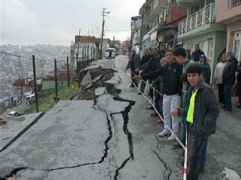 İzmir'de Yağışlar Yol Çökertti