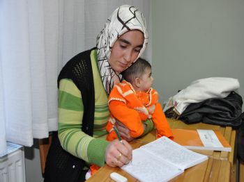 KÜRŞAD TÜZMEN - Okuma Yazma Öğrenmek İçin 5 Aylık Bebeğiyle Kursa Koştu