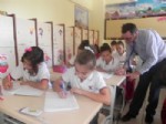 Emine Nakıboğlu, Yabancı Uyruklu Öğretmenlerle İngilizce Eğitimi Veriyor