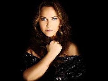 Hülya Avşar Van'a Öğretmenevi Yaptırdı