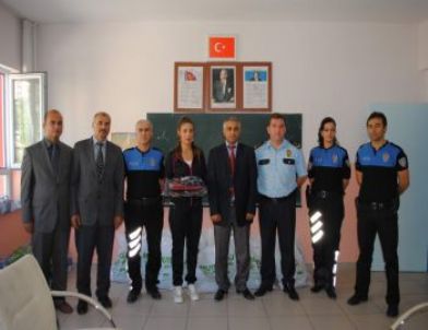 Öğrencilerin Eksik Üniformaları Polisten