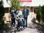 İŞİTME CİHAZI - Özürlü Çocuğa Tekerlekli Sandalye Verildi