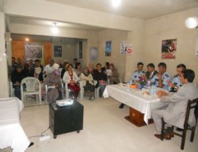 Polisler Vatandaşları Bilgilendirdi