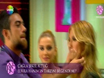 Hakan Akkaya Çağla Şıkel'in ağzını bantladı