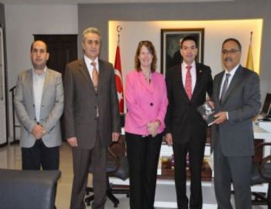 ABD Konsolosu'ndan İÜ'ye Kitap Bağışı