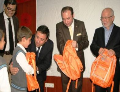 İstanbullu İşadamlarından Öğrencilere Çanta ve Kırtasiye Yardımı