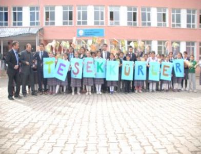 Kadıköy Belediyesi'nden Bulanık Kız Yibo'ya Test Kitabı ve Kırtasiye Yardımı