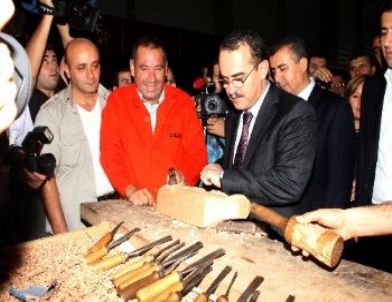 Bakan Ergin, Fuarda Hatay Künefesine Şerbet Döküp, Mobilya Oymacılığı Yaptı