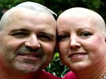 Destek için saçını kesen kocası da kanser oldu