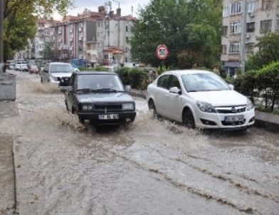 Edirne’de Kısa Süreli Yağmurla Yollar Göle Döndü