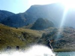 Extreme Tutkunu Gençlerden 2300 Metrede Su Kayağı Heyecanı