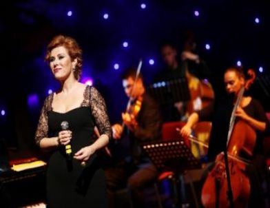 Zuhal Olcay ve Derya Köroğlu Aynı Sahnede Buluştu