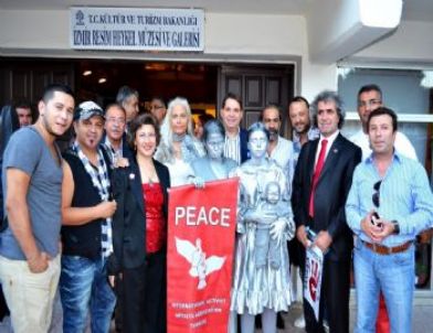 1. Uluslararası Renklerin Kardeşliği Sergisi İzmir’de Açıldı