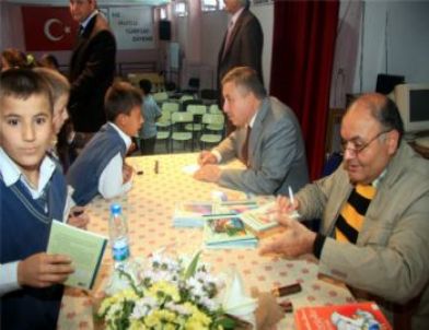 Belediyeden Öğrencilere Ücretsiz Kitap Dağıtımı