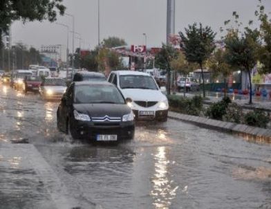 Edirne’de Yağmur Caddeleri Göle Çevirdi