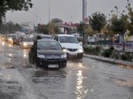 ÇALIŞAN ÇOCUKLAR - Edirne’de Yağmur Caddeleri Göle Çevirdi