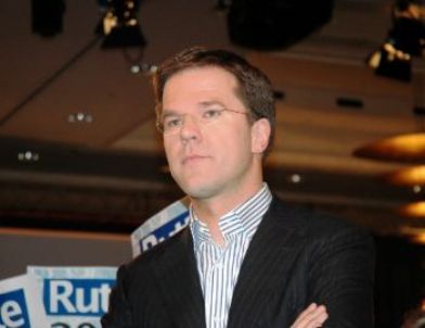 Hollanda'da Koalisyonu Kuracak Partiler Oy Kaybediyor